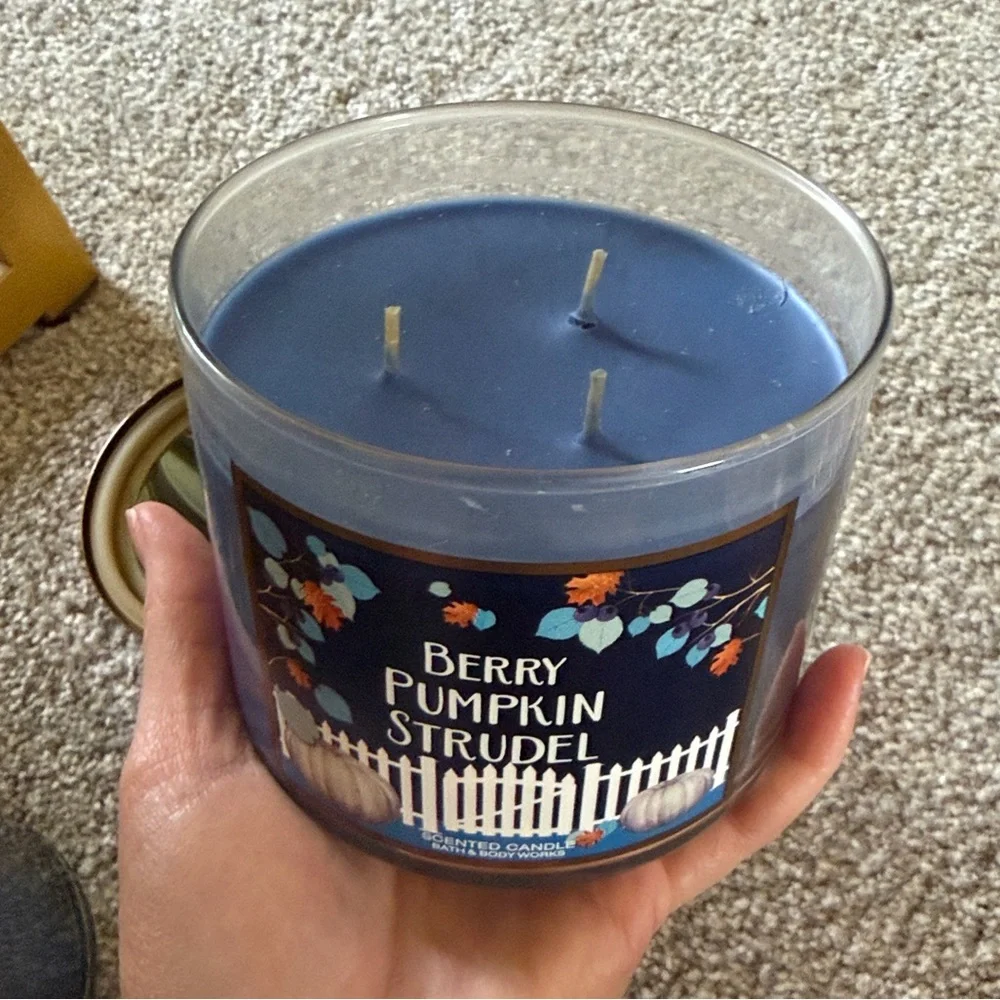DISCONTINUED Bath & Body Works Berry Pumpkin Strudel Candle - Picture 2 of 2